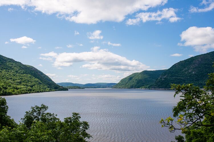 Harmonischer Ausblick auf den Hudson River in Hudson Valley im Dutchess County